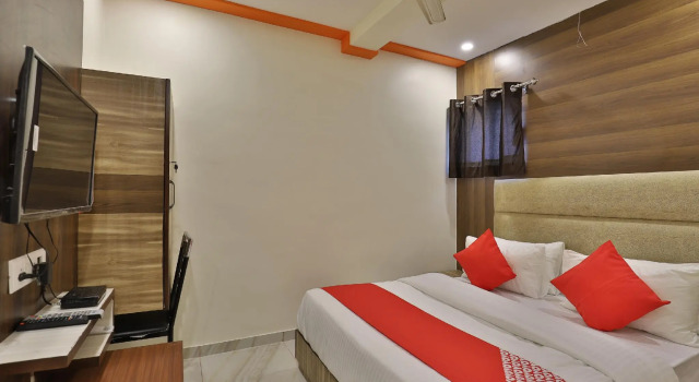 OYO 37359 hotel shiv villa, Забронировать Отель Манинагар Ахмадабад, рядом с Озеро Канкария