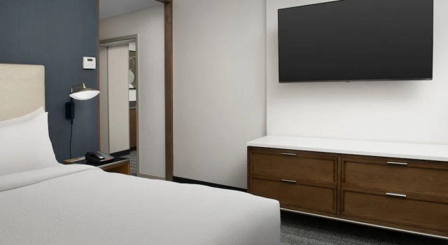 Люкс c 1 комнатой с балконом Courtyard by Marriott Savannah Downtown - Historic District
