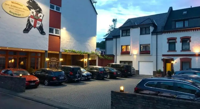 Hotel & Weinhaus Zum Schwarzen Bären, Забронировать Отель Moselweiss Кобленц