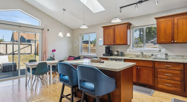 Коттедж Cheery Tacoma Vacation Rental: 7 Mi to Owen Beach!