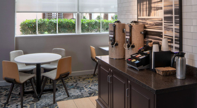 Sonesta ES Suites New Orleans Convention Center, Забронировать Отель Arts- Warehouse District Новый Орлеан, рядом с Казино Harrah's New Orleans