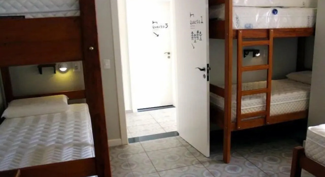 Кровать в общем номере Hostel Poesia