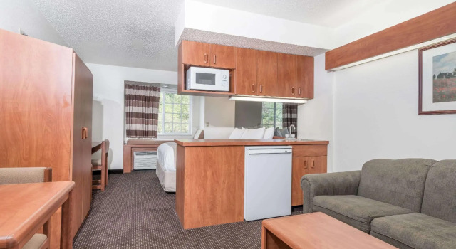 Двухместный люкс Microtel Inn & Suites by Wyndham Rice Lake