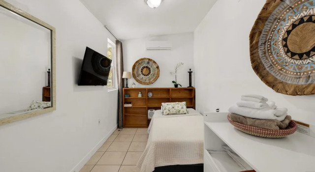 Art filled Room Near Wynwood