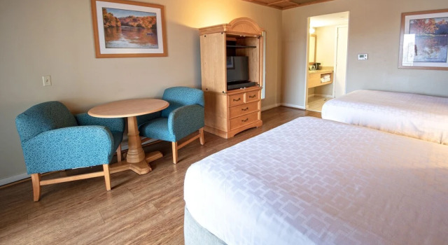 Четырёхместный номер Standard с балконом Lake Cumberland State Resort Park