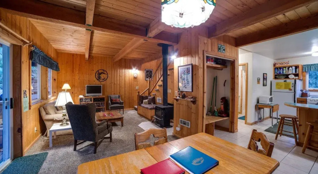 32MBR - BBQ - Pets Ok - Wood Stove - Sleeps 7, Buchen Sie Ferienhaus Hotels in Glacier mit Parkplatz, Parkplätze