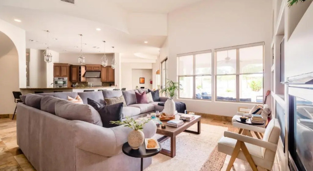 Sleeps 19, 7bdr Estate! Sports Court, Putting Green, Pool Farrier by Avantstay