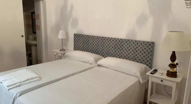 HOSTAL LA CRUZ 1872, Забронировать Отель Чипиона Коста-де-ла-Лус, рядом с Playa Micaela