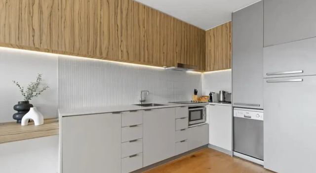 Lovely 1-bed With Balcony in St Kilda's Heart, Book Apartment Melbourne 