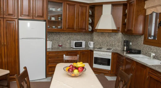 Spacious house for 6, view 360 ,in the vineyards, Забронировать Отель Отели Эксо-Гония с парковкой, Парковка