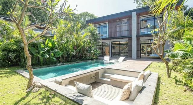 Вилла с 5 комнатами с балконом Refined 5BR Contemporary Villa, 400m to the Beach