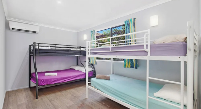 Кровать в общем номере с балконом Gladstone Backpackers
