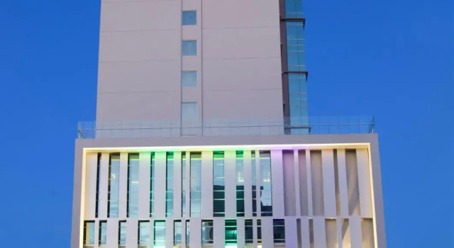 Кровать в общем номере Golden Tulip Essential Makassar
