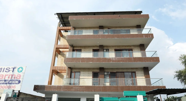 Oyo 9380 Near Artemis Hospital