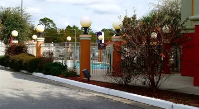 Люкс Standard Red Roof Inn & Suites Hinesville Renovated with breakfast