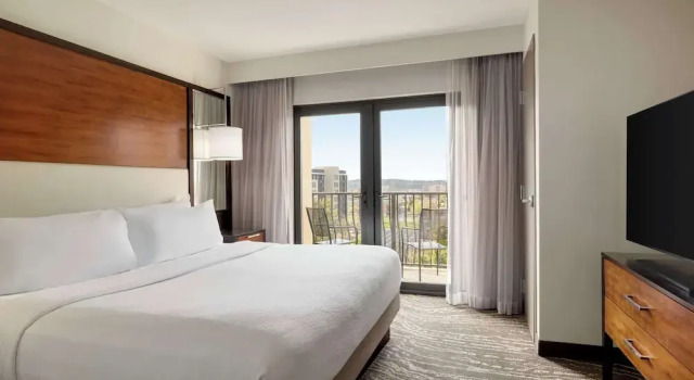 Двухместный люкс с 2 комнатами с балконом Embassy Suites Chattanooga Hamilton Place