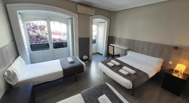 Семейный номер Standard с балконом Plaza Dort Rooms IV
