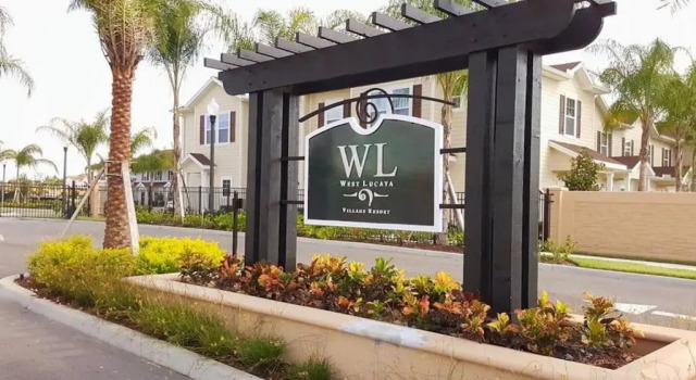 3 Bedroom townhouse in gated community with gym and pool 10 min to Disney