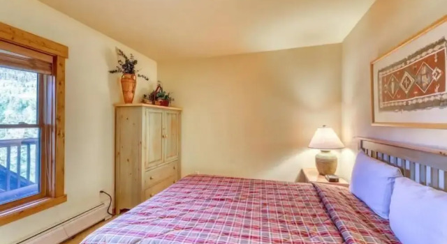 Spacious 4 Bedroom Mountain Vacation Rental With Private Hot Tub and Free Shuttle to Slopes
