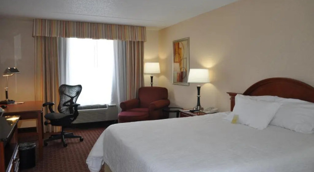Номер Standard Hilton Garden Inn Cleveland Airport
