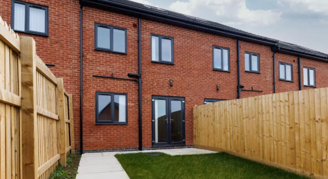 Air Host and Stay - Brand new 3 bedroom house sleeps 7 minutes from LFC and city centre ref27