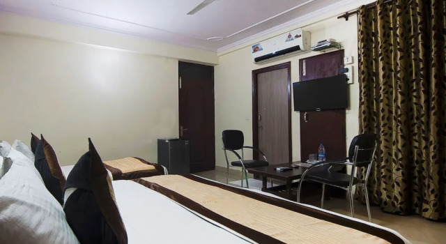OYO 28126 Charanpahari Hotel, Забронировать Отель Отели Нью-Дели с завтраком, Завтраки