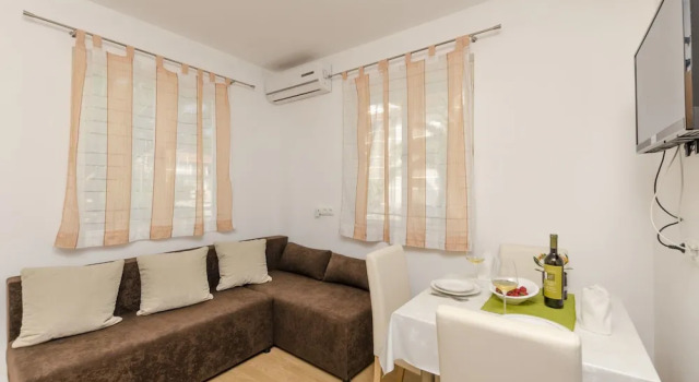 Guest House Marinna, Забронировать Апартаменты/квартира Апартаменты Врбоска, рядом с Частный Пляж «Виллы Эмма», Апартаменты/квартира