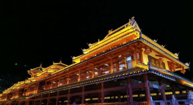 Hefeng Yishui Star Business Hotel, Prenota Hotel Enshi Prefecture Cina