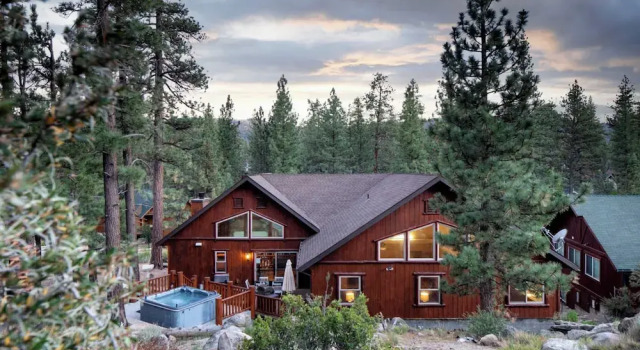 Коттедж Bernard by Avantstay Luxurious Cabin in Big Bear w/ Hot Tub & Pool Table
