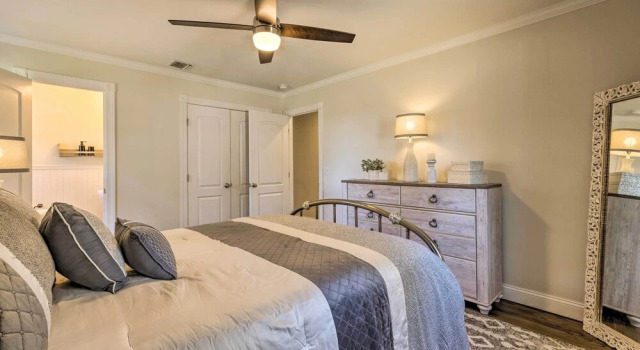 Mattituck Home w/ Fireplaces - Near Wineries, Забронировать Отель Саутолд Норт-Форк