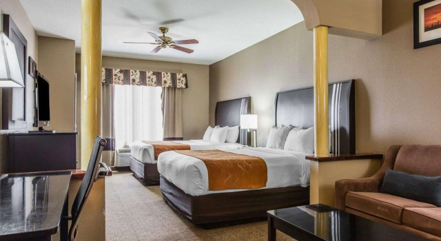 Четырёхместный люкс Comfort Suites Bakersfield