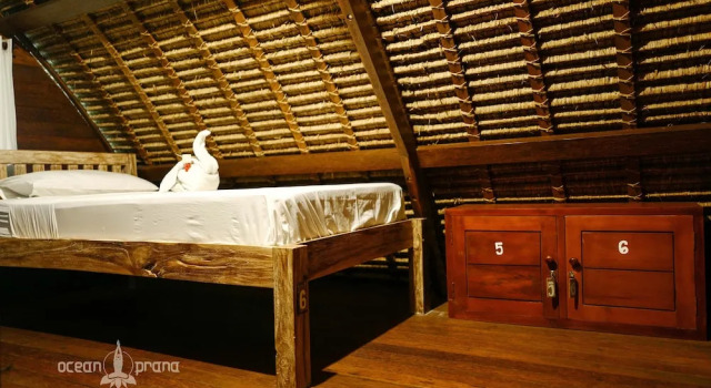 Кровать в общем номере с красивым видом из окна Ocean Prana Village