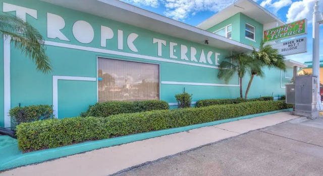 Tropic Terrace #44 - Beachfront Rental 2 Bedroom Condo by RedAwning, Забронировать Апартаменты/квартира Отели Треже-Айленд с парковкой, рядом с St. Petersburg Municipal Beach, Парковка