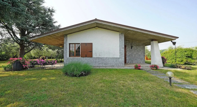 Villa Tamara in San Felice del Benaco, Забронировать Вилла Коттеджи Сан-Феличе-дель-Бенако, Коттедж