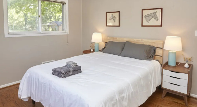 Коттедж Prime Location! 5BR in Quaint Neighborhood!