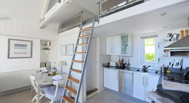 Коттедж Little West Hill Studio