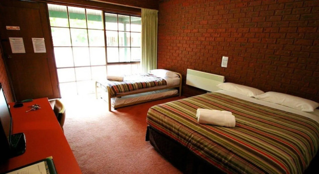 Snowline Motel, Book Motel  