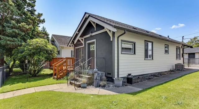 Коттедж 2 Mi to Dtwn Tacoma: Charming Home w/ Deck & Yard!