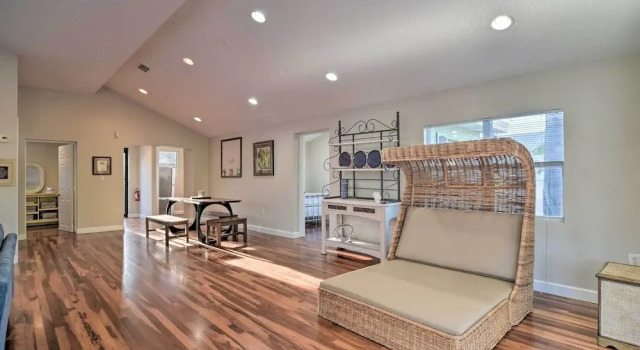 Vibrant Dunedin Getaway w/ Furnished Patio!, Rezerwuj Dom wakacyjny Wille w Pinellas County, Willa