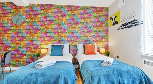 Rainbow Studio - Spacious City Centre - Close to sea - Sleeps 1 to 3 Guests