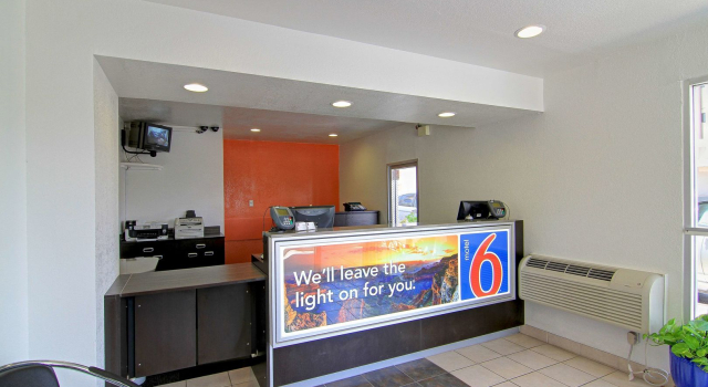 Motel 6 Old town Scottsdale Fashion Square, Забронировать Мотель СПА-отели Скотсдейл, рядом с Fiesta Bowl Museum, SPA-услуги