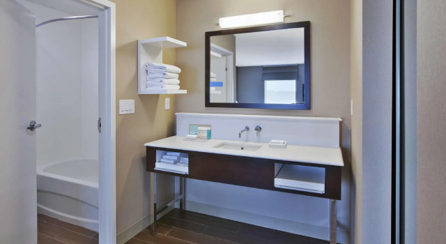 Четырёхместный люкс Hampton Inn Commerce/Novi
