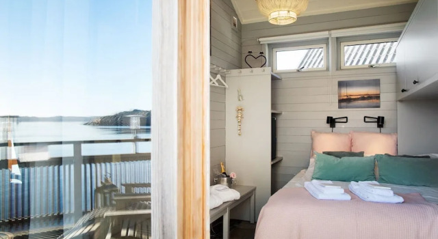 Strandflickornas Husen invid Havet, Book Hotel Lysekil 