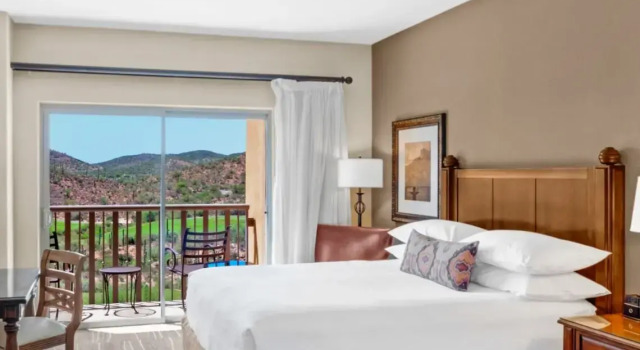 Четырёхместный номер Standard с видом на поле для гольфа JW Marriott Tucson Starr Pass Resort