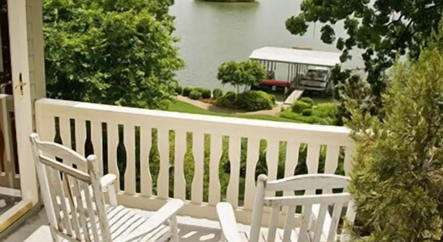 Номер Standard с красивым видом из окна Lookout Point Lakeside Inn