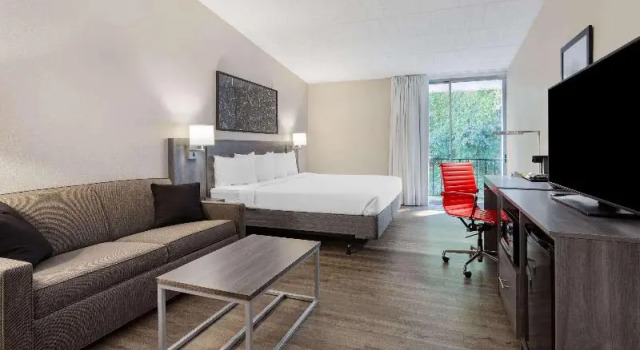 Люкс Standard Ramada by Wyndham Hartford North - Bradley Airport