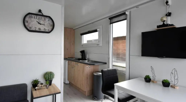 Cosy floating boatlodge, "Paris", Rezervovat Hotel Hotely v Limburg s parkováním, Parkování