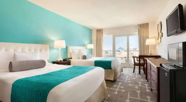 Четырёхместный номер Standard с частичным видом на океан Howard Johnson Plaza by Wyndham Ocean City Oceanfront