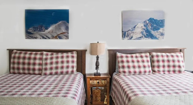Mt Williamson Motel and Basecamp, Book Motel Independence Eastern Sierra
