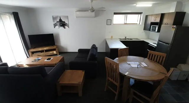 Апартаменты Standard Colonial Motel & Apartments